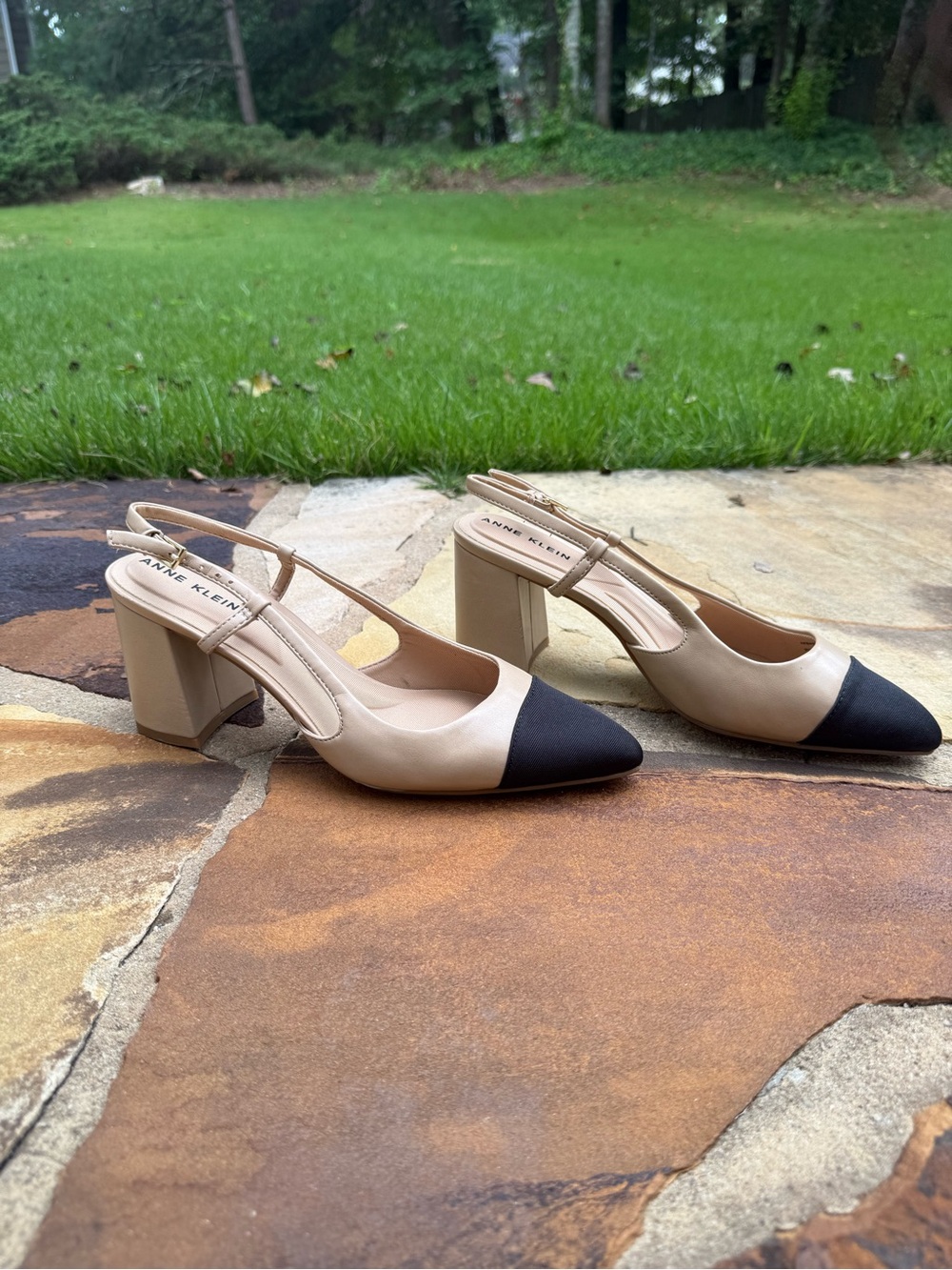 Anne Klein Size 8.5 Two-Tone Beige and Black Slingback Block Heel Pumps - Picture 2 of 6